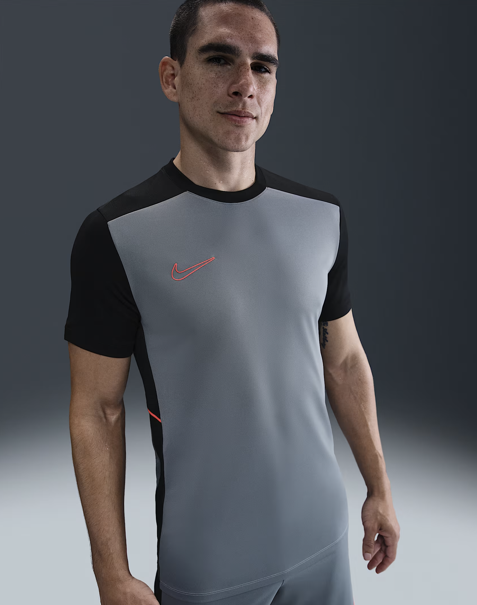 Nike Academy Dri-FIT kurzarm Trainingsshirt, grau/schwarz