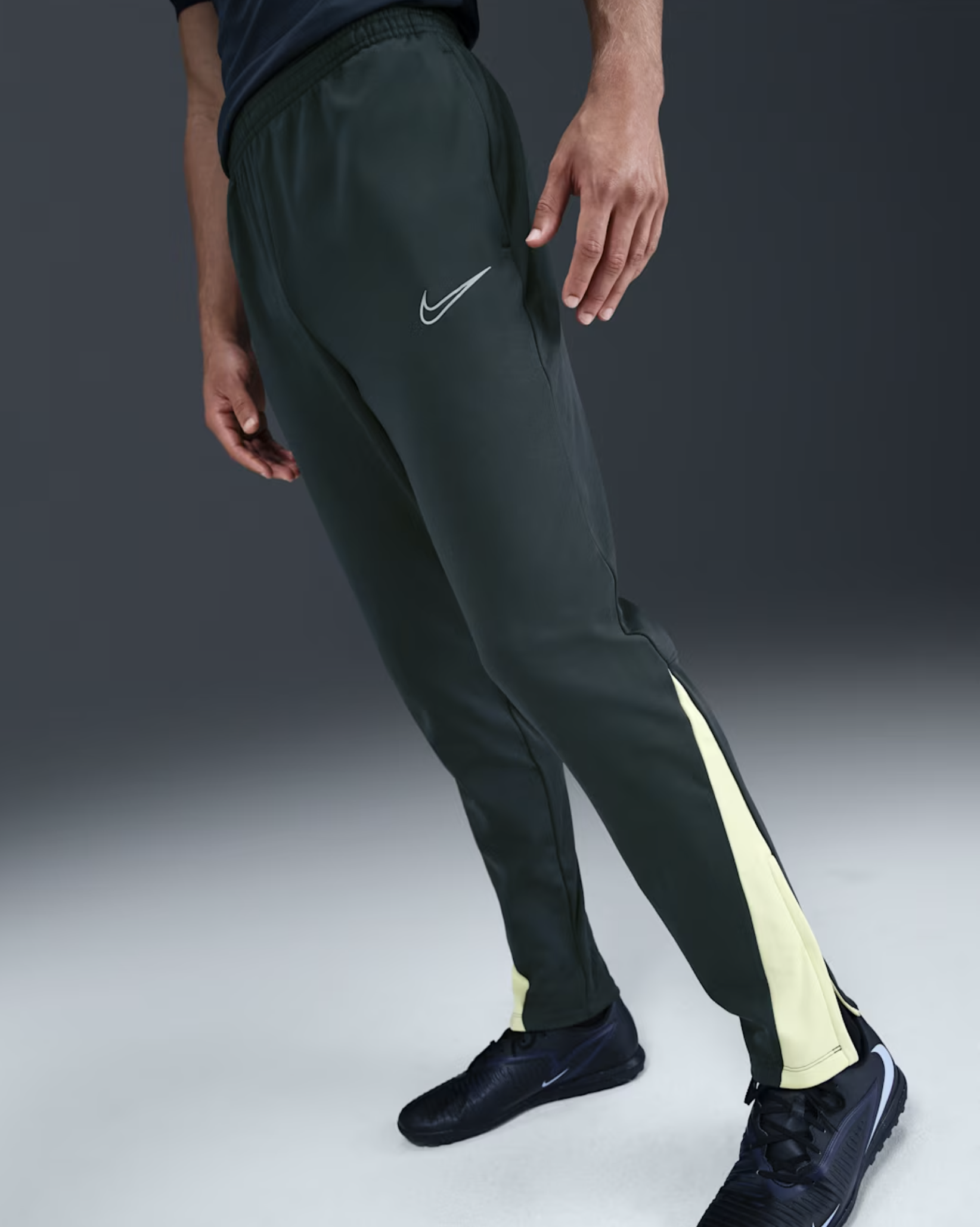 Nike Academy Winter Warrior Therma-FIT Fussballhose, seaweed/limelight