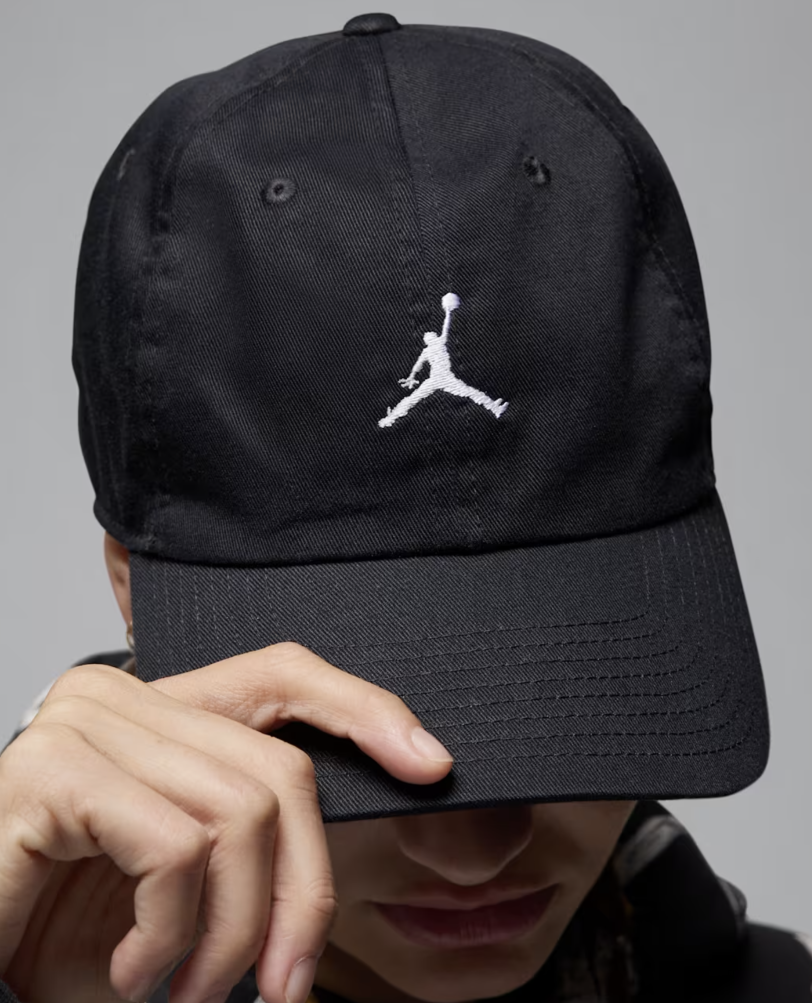 Nike Jordan Club Unstrukturierte Cap mit gebogenem Schirm, schwarz/weiss